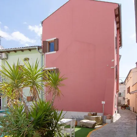 With Free Parking Apartment *