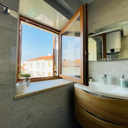 Apartment With Free Parking