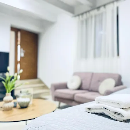 Apartment With Free Parking *