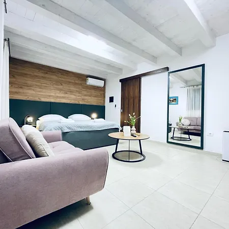Apartment With Free Parking *