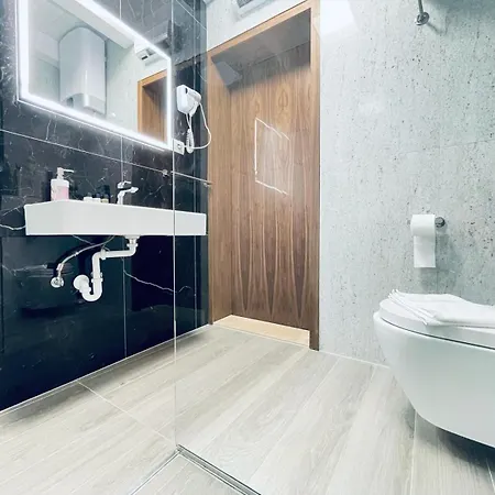 With Free Parking Apartment *
